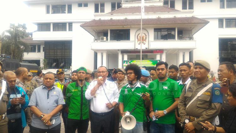 Sejumlah Suporter PSMS Medan melakukan unjuk rasa di depan kantor Walikota Medan.
