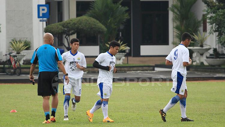 Pemain Persib Bandung lakukan latihan. Copyright: Muhammad Ginanjar/INDOSPORT