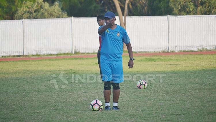 Rahmad Darmawan saat memberikan instruksi kepada anak asuhnya. Copyright: Muhammad Effendi/INDOSPORT