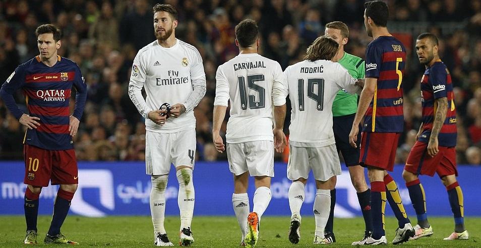 Barcelona ketika melawan Real Madrid Copyright: TOTAL SPORTEK