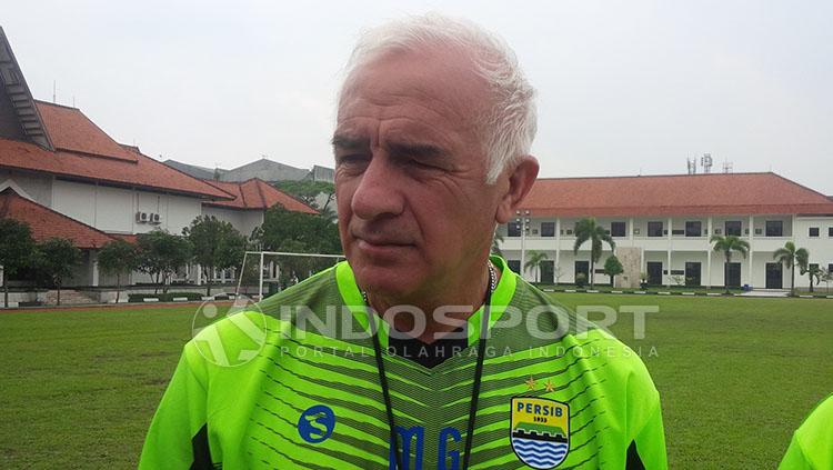 Pelatih Persib Bandung, Roberto Carlos Mario Gomez.