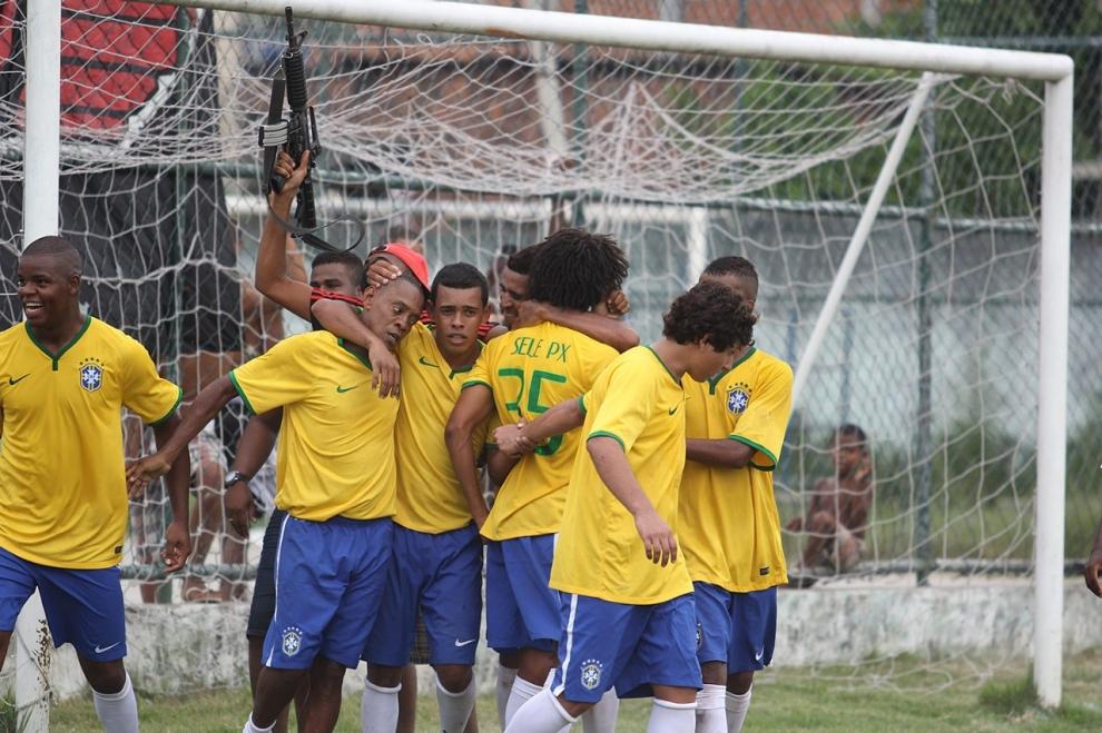 Suporter liga tarkam Brasil rayakan kemenangan dengan senjata laras panjang Copyright: internet