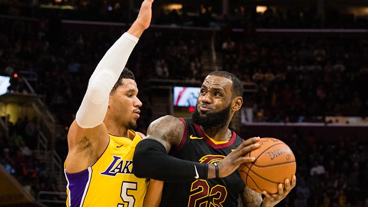 Josh Hart (kiri) berusaha menggagalkan aksi LeBron James. Copyright: INDOSPORT