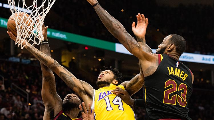 Jae Crowder dan LeBron James berusaha gagalkan aksi Brandon Ingram. Copyright: INDOSPORT