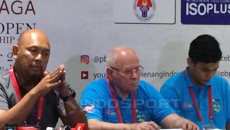 Perwakilan Dewan Olimpiade Asia (Tengah) dan Ketua penyelenggara test even (kiri).