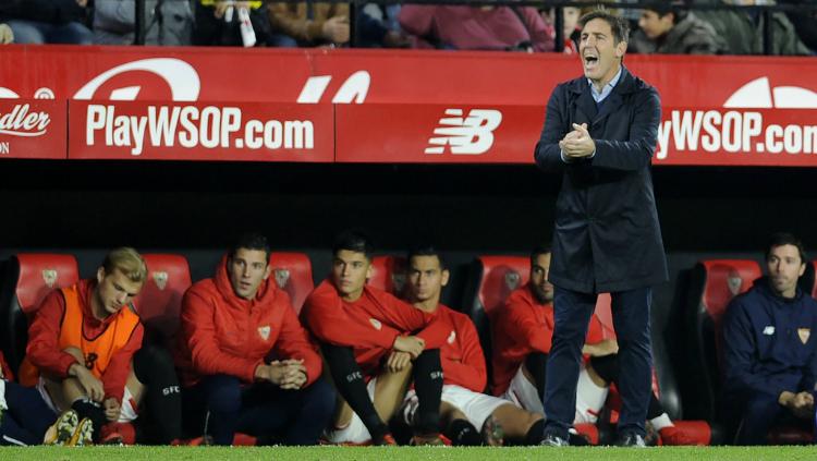 Eduardo Berizzo, langsung melatih Sevilla saat menghadapi Levante. Copyright: AFP