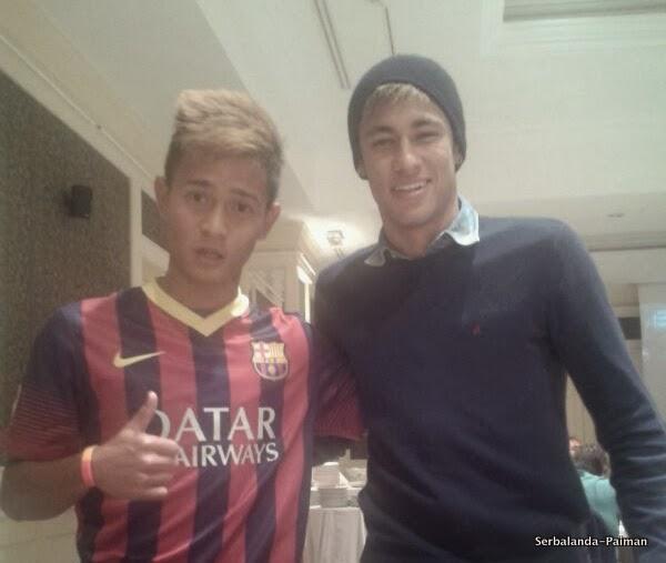 Angga berfoto bersama Idola nya, Neymar Jr Copyright: sepakbolanda.com