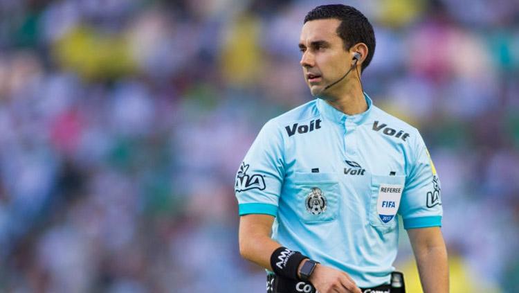 Cesar Arturo Ramos ditunjuk sebagai wasit dalam pertandingan final Piala Dunia Antarklub antara Real Madrid melawan Gremio di Zayed Sports City Stadium, Abu Dhabi. Copyright: INDOSPORT