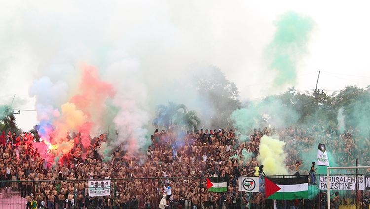 Asap dari Smoke Bomb yang membuat pertandingan tertunda. Copyright: Wildan Hamdani/INDOSPORT