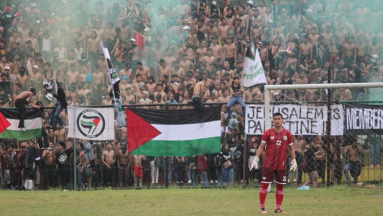 Bendera Palestina berada di tribun Ultras Persikabo. Copyright: Wildan Hamdani/INDOSPORT