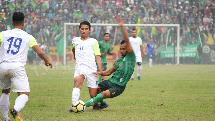 Pemain Bogor FC dihadang oleh pemain Persikabo. Copyright: Wildan Hamdani/INDOSPORT