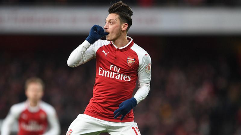 Mesut Ozil merayakan gol yang ia cetak ke gawang Newcastle. Copyright: INDOSPORT