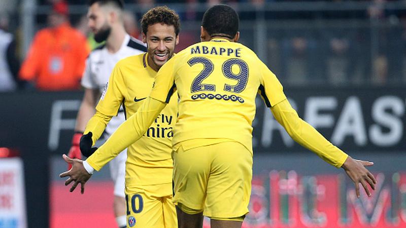 Neymar dan Mbappe pasca mencetak gol ke gawang Rennes. Copyright: INDOSPORT