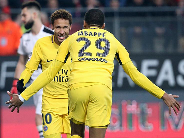 Neymar dan Mbappe pasca mencetak gol ke gawang Rennes. Copyright: INDOSPORT