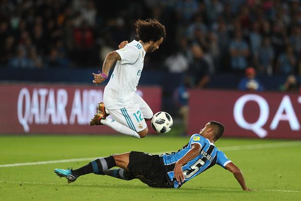 Marcelo saat melewati hadangan pemain Gremio. Copyright: INDOSPORT