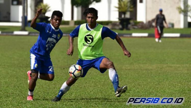 Billy Keraf menghadapi Indra Mustafa, bek Persib U-19 Copyright: Persib.co.id