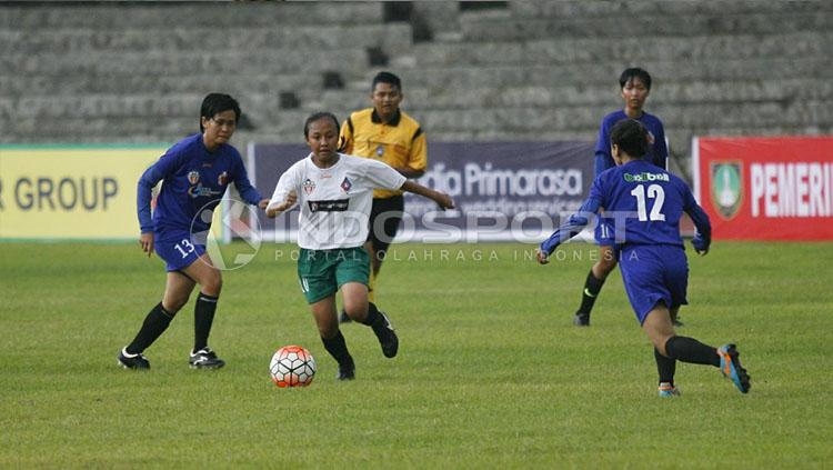 Laga sepakbola wanita di turnamen Bengawan Solo Cup 2017 Copyright: INDOSPORT/Zainal Hasan