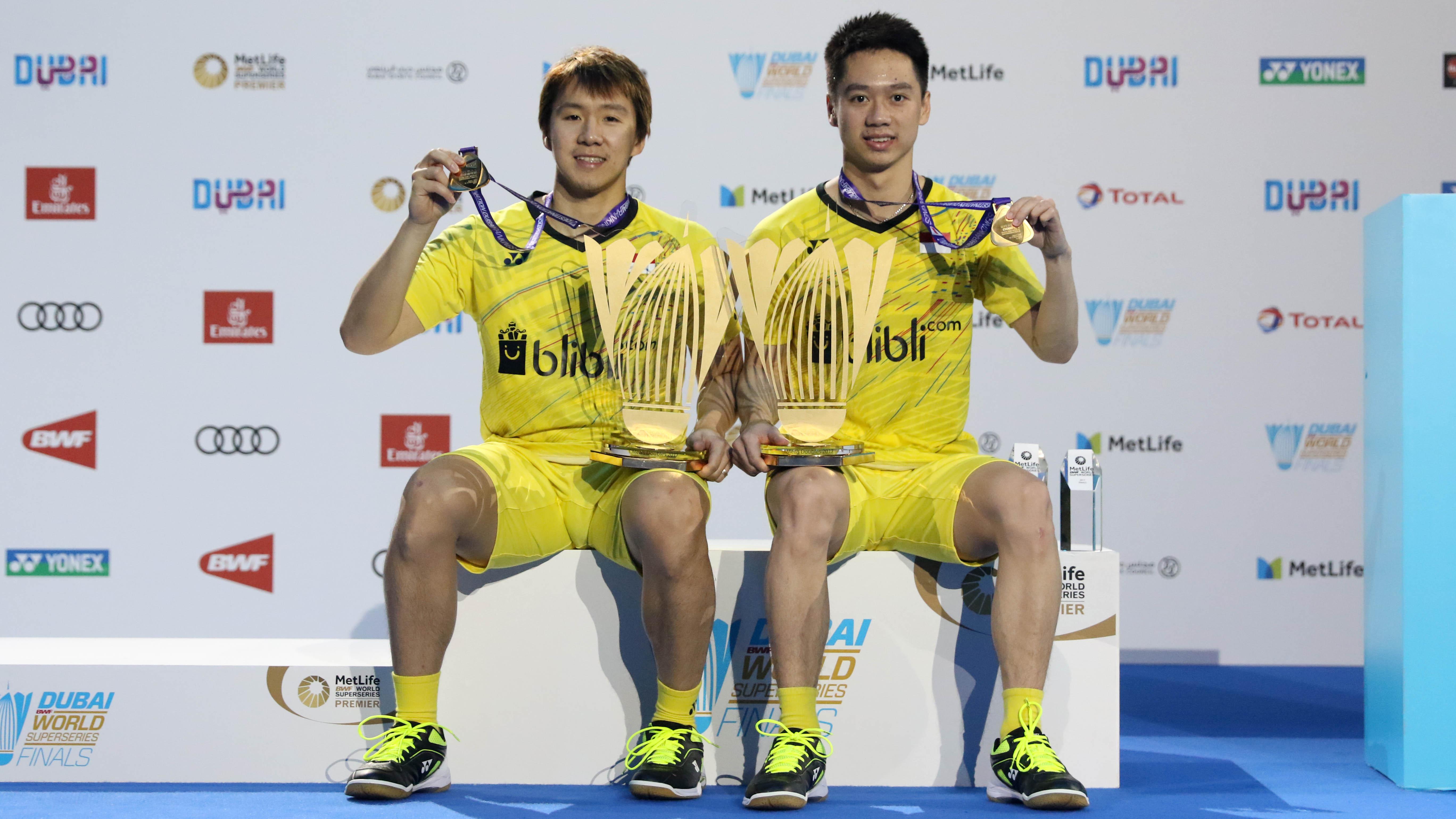 Kevin/Marcus saat memegang medali emas BWF Super Series Finals 2017.