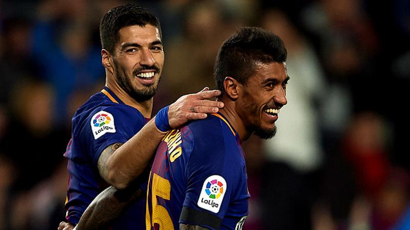 Suarez merangkul Paulinho pasca mencetak gol ke gawang Deportivo La Coruna. Copyright: INDOSPORT