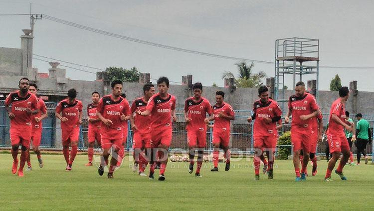 Skuat Madura United. Copyright: INDOSPORT/Ian Setiawan