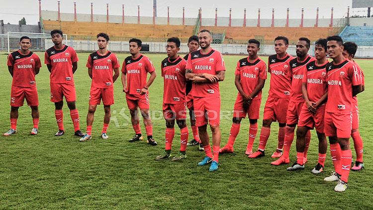 Marcel Sacramento saat menjalani trial di Madura United. Copyright: INDOSPORT/Ian Setiawan