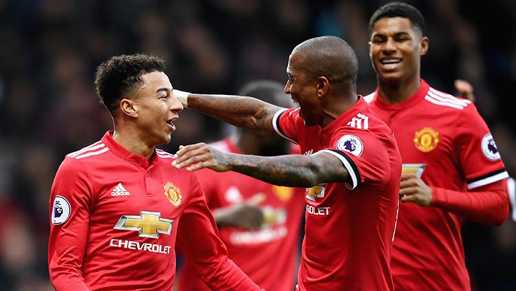 Jesse Lingard tengan akan melakukan selebrasi bersama rekan satu timnya usai cetak gol pada menit ke-35.