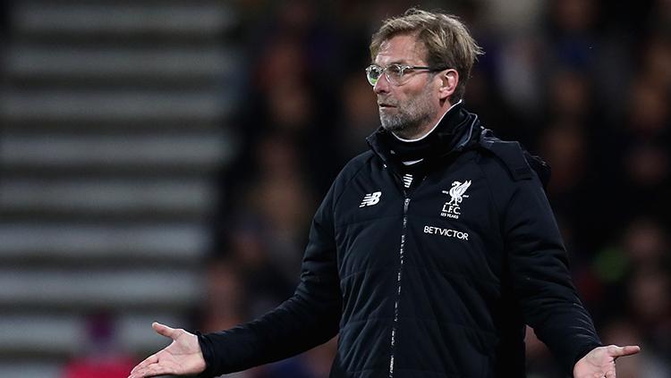 Jurge Klopp saat memberikan instruksi kepada anak asuhnya. Copyright: INDOSPORT