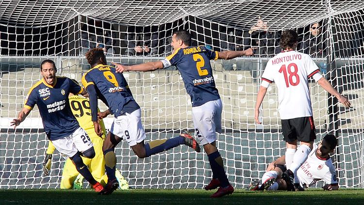 Momen pemain Hellas Verona berhasil membobol gawang AC Milan. Copyright: INDOSPORT