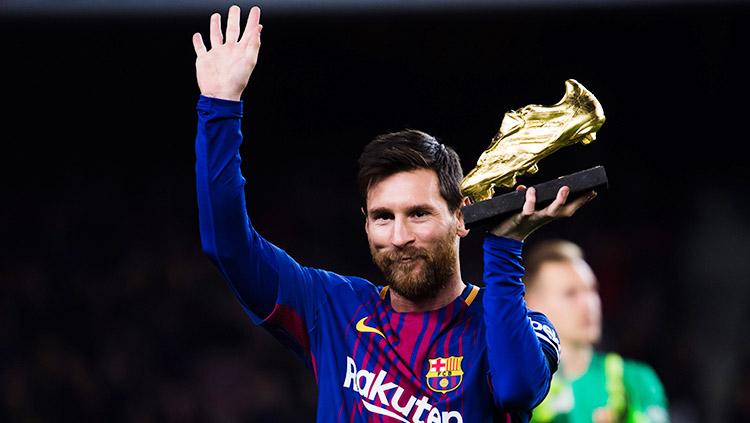 Lionel Messi menunjukan sepatu emasnya sebelum kick off. Copyright: INDOSPORT