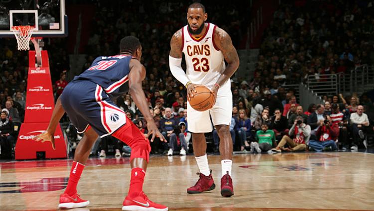 LeBron James saat akan melewati pemain Washington Wizards. Copyright: INDOSPORT