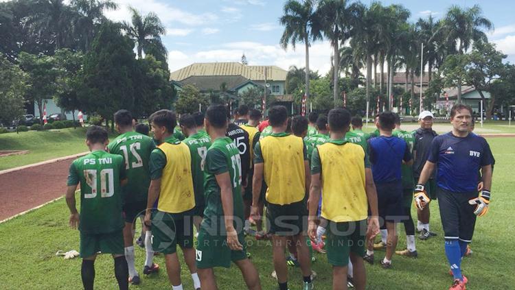 Latihan perdana PS TNI Copyright: Muhammad Adiyaksa/INDOSPORT