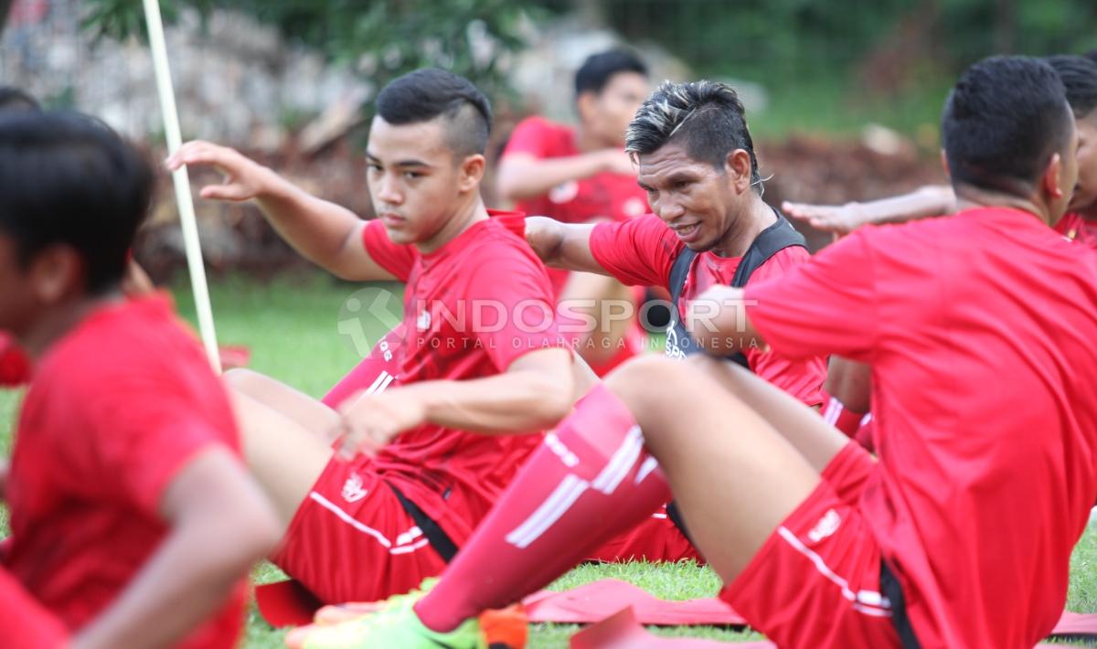 Pemain baru Persija Jakarta, Valentino Telaubun (tengah) terlihat bergabung di dalam latihan perdana.