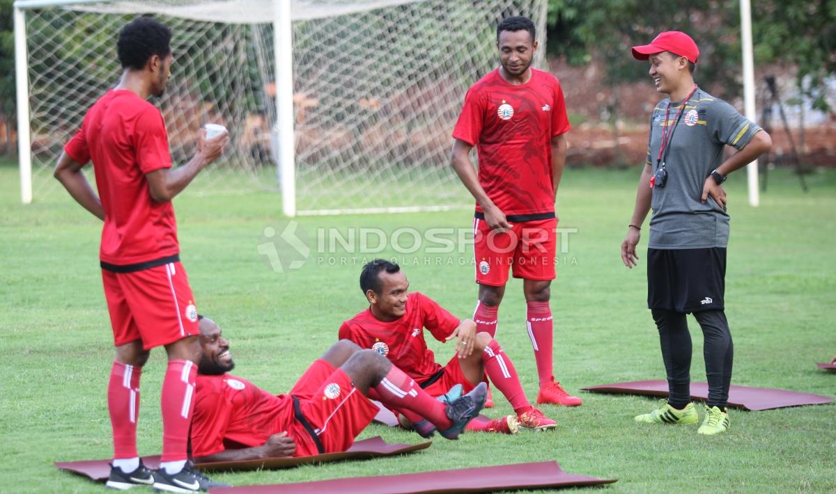 Beberapa pemain baru Persija, seperti Marko Kabiay (kedua dari kanan), Riko Simanjuntak, Saptinus Alua, dan Arthur Bonai berbincang dengan pelatih fisik, Yogi Nugraha.