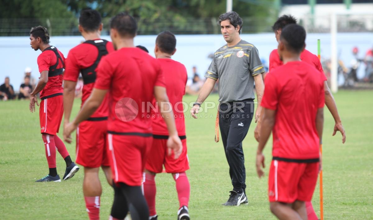 Pelatih Stefano Cugurra Teco (tengah) memantau anak asuhnya berlatih.