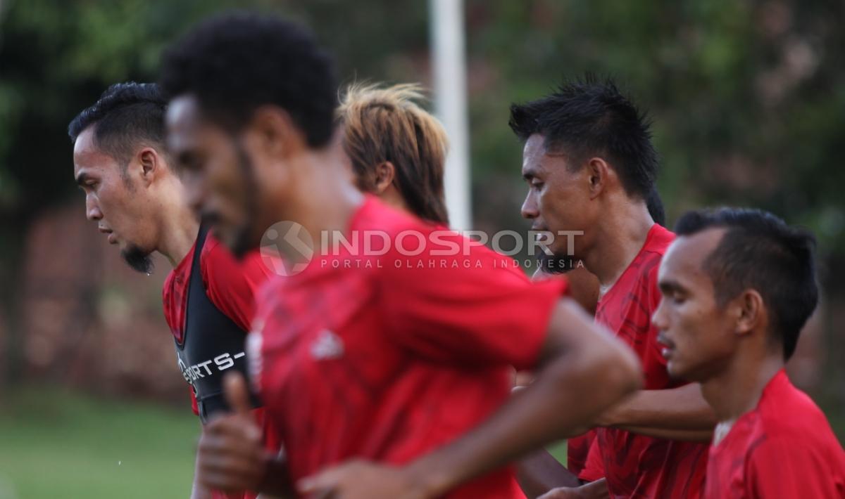 Suasana latihan perdana Persija Jakarta di Lapangan Sutasoma, Halim, Jakarta.