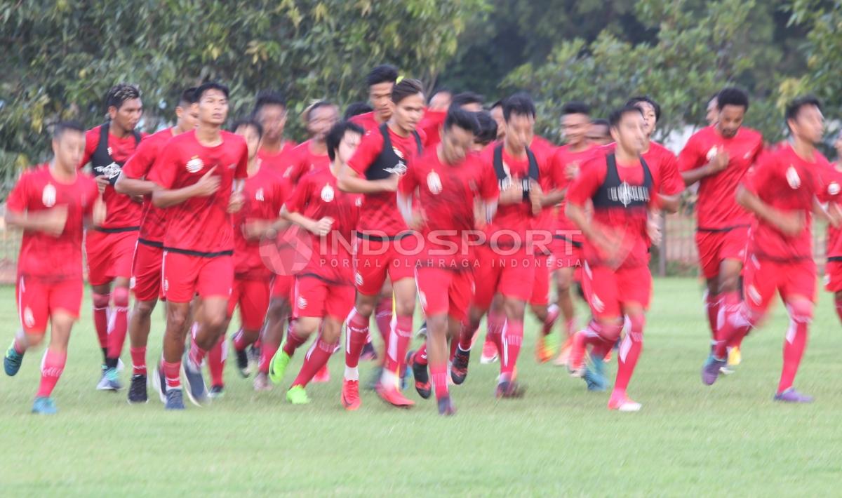 Suasana latihan perdana Persija Jakarta di Lapangan Sutasoma, Halim, Jakarta.