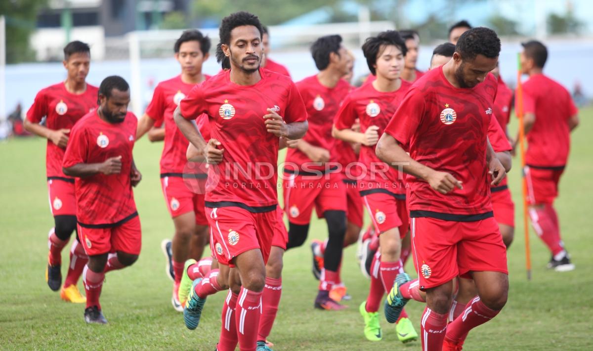 Suasana latihan perdana Persija Jakarta di Lapangan Sutasoma, Halim, Jakarta.