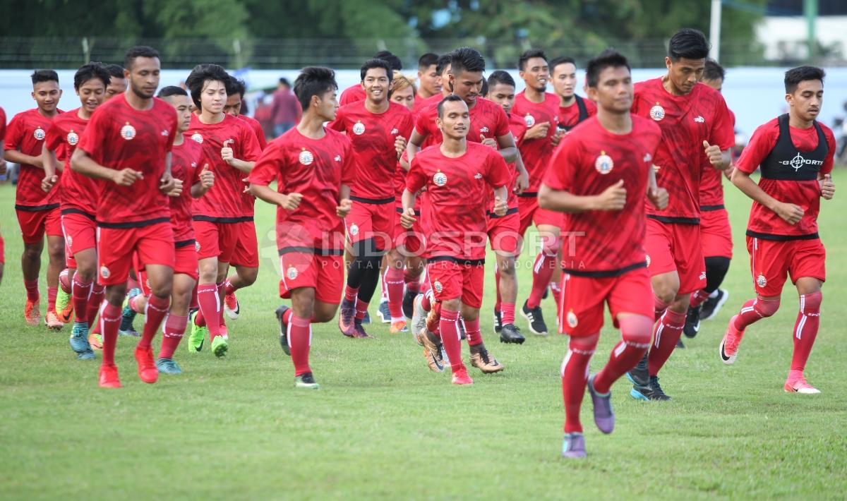 Suasana latihan perdana Persija Jakarta di Lapangan Sutasoma, Halim, Jakarta.