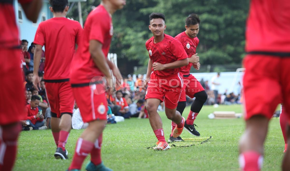 Adik dari mantan pemain Persija, Hargianto, Dimas Hargiharso juga terlihat berlatih pada latihan perdana ini.