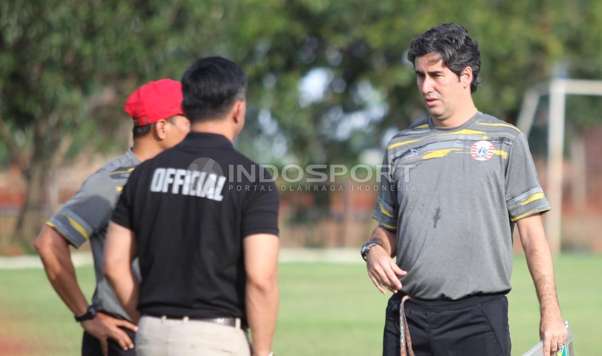 Pelatih Stefano Cugurra Teco berbincang dengan Manajer tim, Ardhi Tjahjoko.