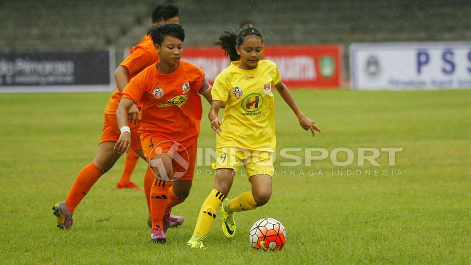 Putri Kediri (Orange) bermain melawan Siliwangi FC (Kuning). Copyright: Zainal Hasan/INDOSPORT