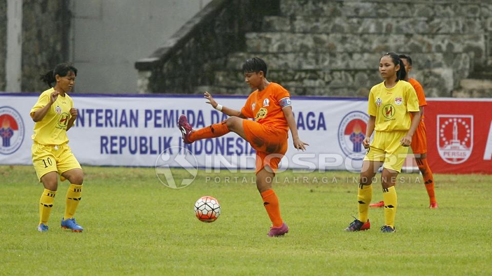 Putri Kediri (Orange) bermain melawan Siliwangi FC (Kuning) Copyright: Zainal Hasan/INDOSPORT