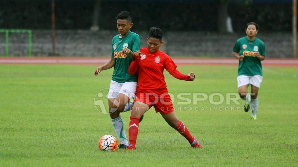 Persijap Kartini (Merah) bermain melawan PSW Mataram (Hijau).