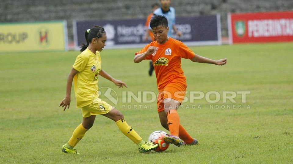 Putri Kediri (Orange) bermain melawan Siliwangi FC (Kuning). Copyright: Zainal Hasan/INDOSPORT