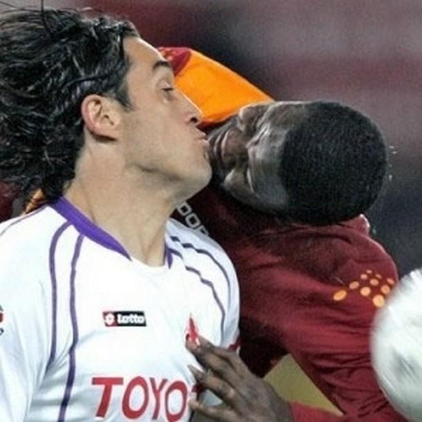 Pemain bola berciuman Copyright: Keepo