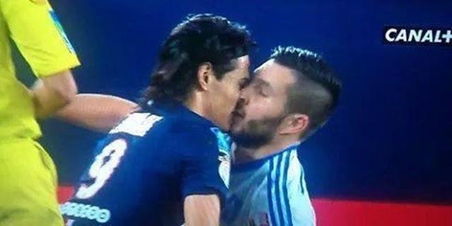 Pemain bola berciuman Copyright: Keepo