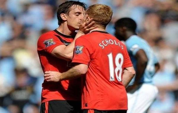 Pemain bola berciuman Copyright: Keepo
