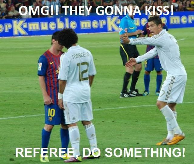 Pemain bola berciuman Copyright: Keepo