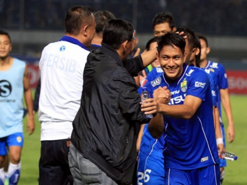 Purwaka Yudhi bersalaman dengan manajemen Persib Copyright: INTERNET