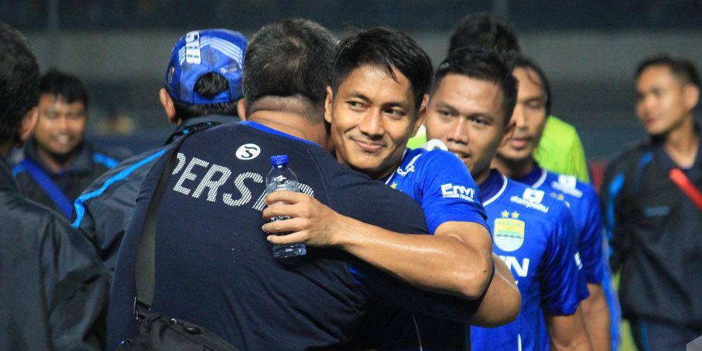 Purwaka Yudhi berpelukan dengan official Persib Copyright: INTERNET